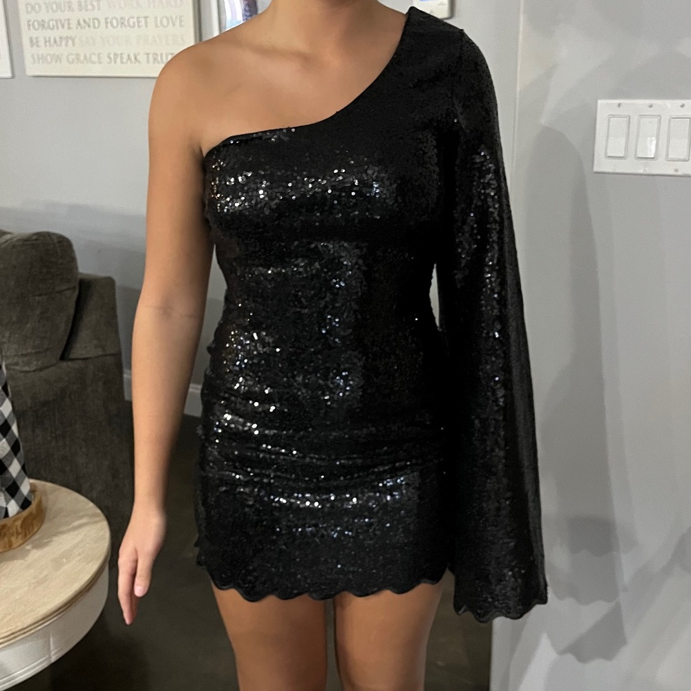 HOMECOMING BLACK SEQUINED ONE SHOULDER DRESS SIZE SMALL